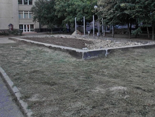 1377006243_dvor-gorispolkoma