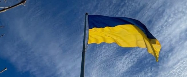 Височенний флагшток у звільненому Херсоні встановили криворіжці