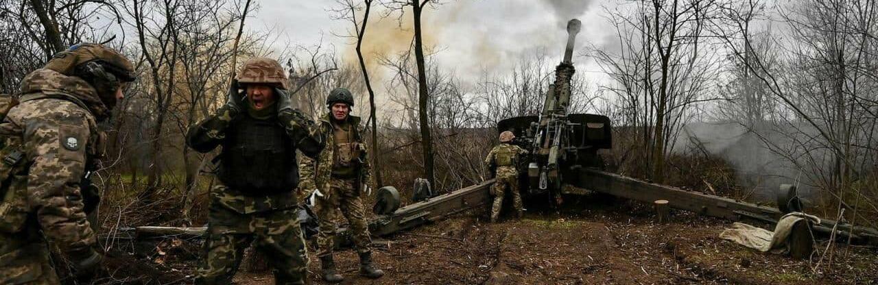 Основні зусилля ворог зосереджує на спробах захоплення Донеччини. Запеклі бої тривають у районі Соледару, Парасковіївки, Бахмута та Кліщіївки