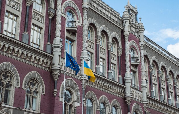 НБУ зняв частину обмежень щодо закупівлі волонтерами військових товарів за кордоном