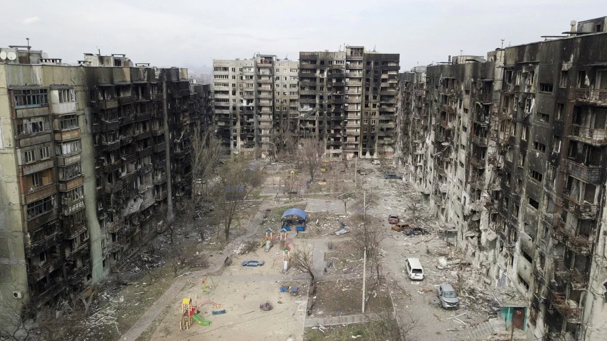 Російські окупанти хочуть везти херсонців відбудовувати зруйнований ними ж Маріуполь