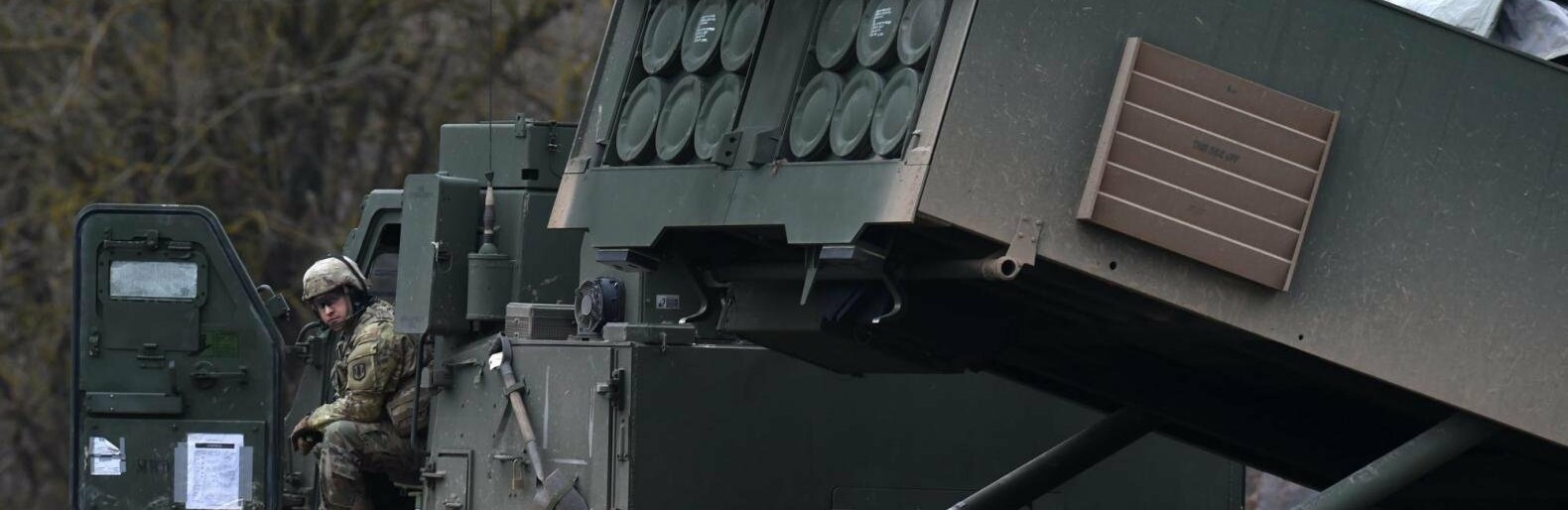 Україна отримала перші американські далекобійні реактивні системи залпового вогню M270
