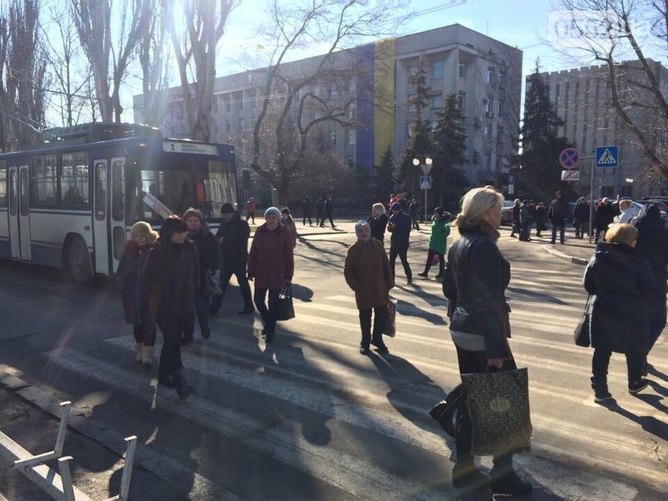 Митинг в центре Херсона заблокировал движение транспорта (ф..., фото-1 Митинг в центре Херсона заблокировал движение транспорта (фото), фото-1