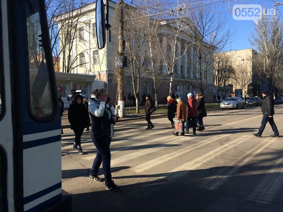 Митинг в центре Херсона заблокировал движение транспорта (ф..., фото-3 Митинг в центре Херсона заблокировал движение транспорта (фото), фото-3