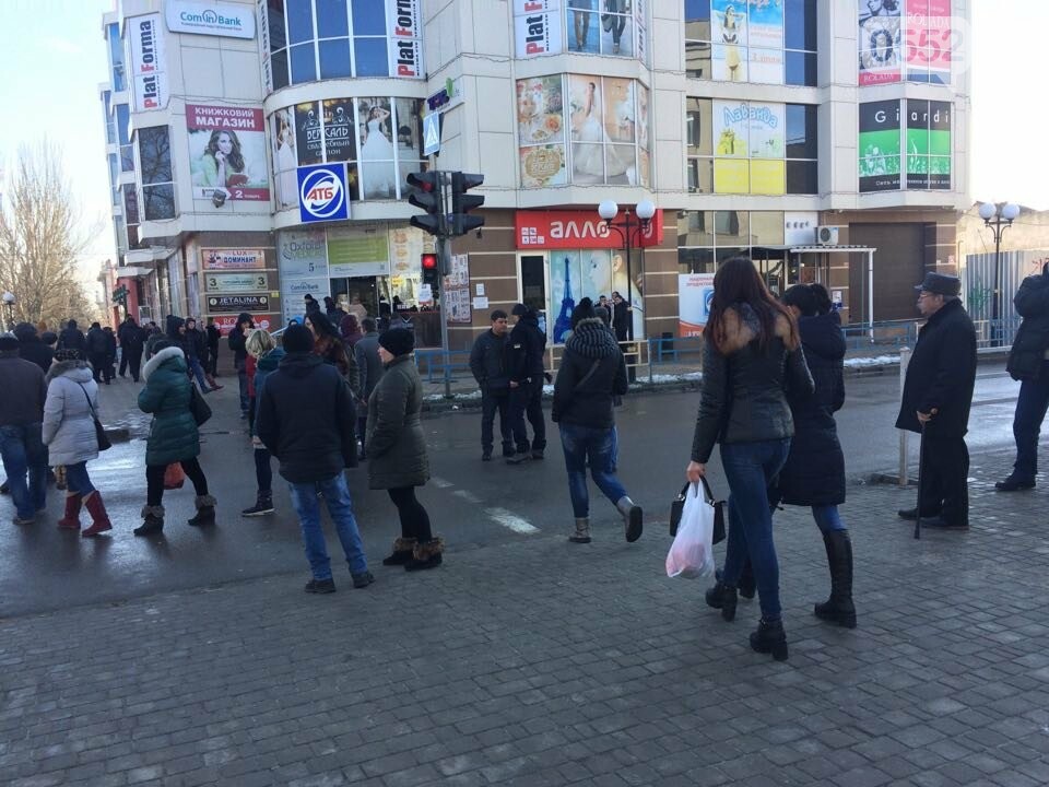 Митинг в центре Херсона заблокировал движение транспорта (ф..., фото-2 Митинг в центре Херсона заблокировал движение транспорта (фото), фото-2