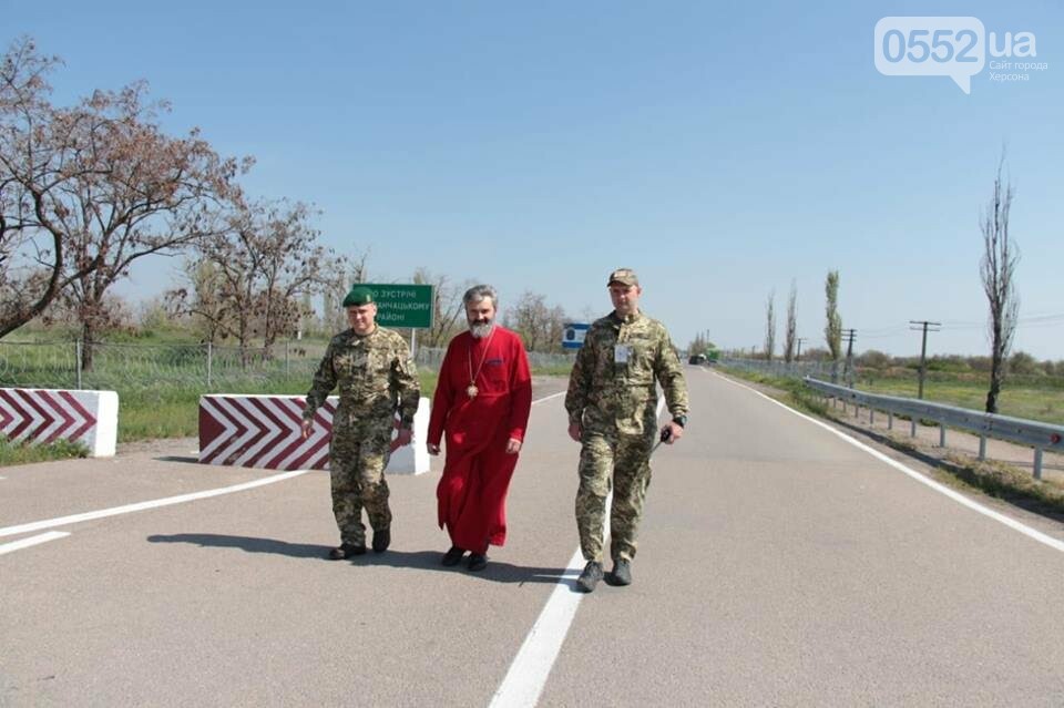 Благодатный огонь в Крым передали пограничники Херсонской о..., фото-2 Благодатный огонь в Крым передали пограничники Херсонской области , фото-2