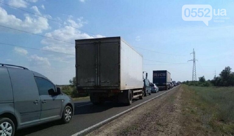 В День Конституции под Херсоном гигантские «пробки» из-за т..., фото-1 В День Конституции под Херсоном гигантские «пробки» из-за туристов, едущих на Черное море, фото-1