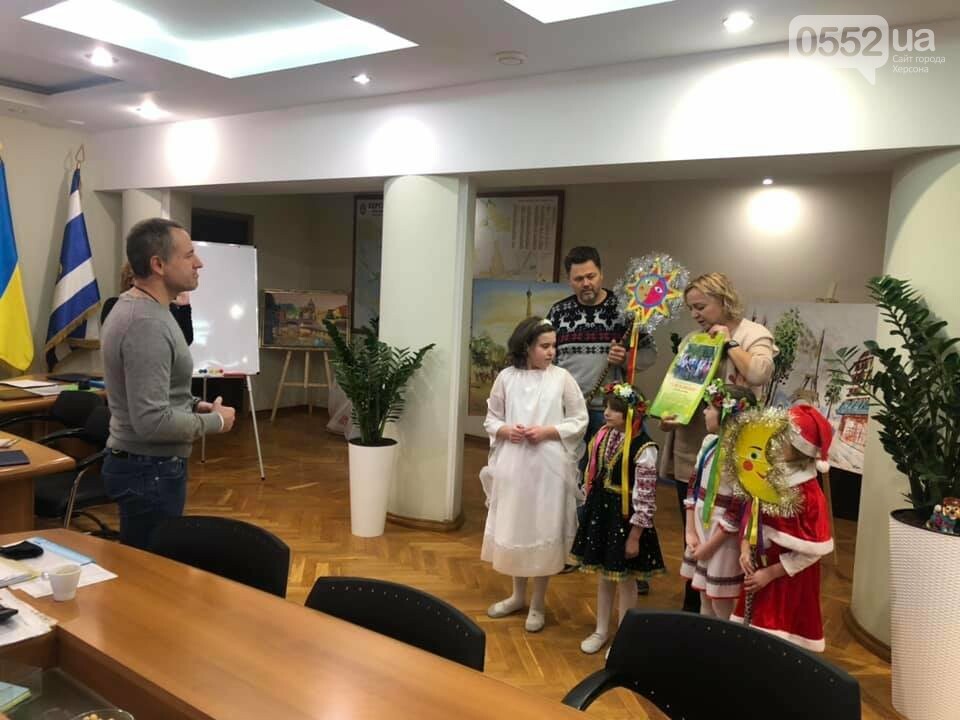Игорь Колыхаев радушно встречает колядников, фото-3 Игорь Колыхаев радушно встречает колядников, фото-3