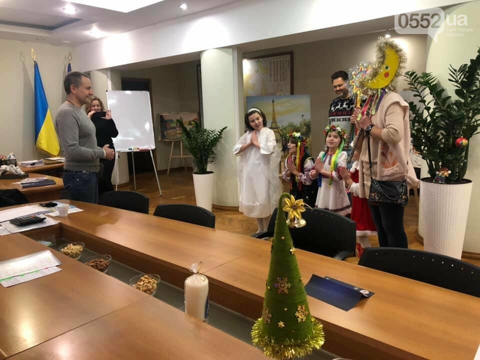 Игорь Колыхаев радушно встречает колядников, фото-2 Игорь Колыхаев радушно встречает колядников, фото-2