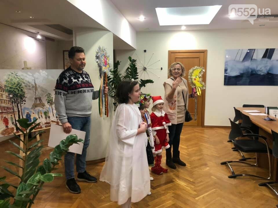 Игорь Колыхаев радушно встречает колядников, фото-1 Игорь Колыхаев радушно встречает колядников, фото-1