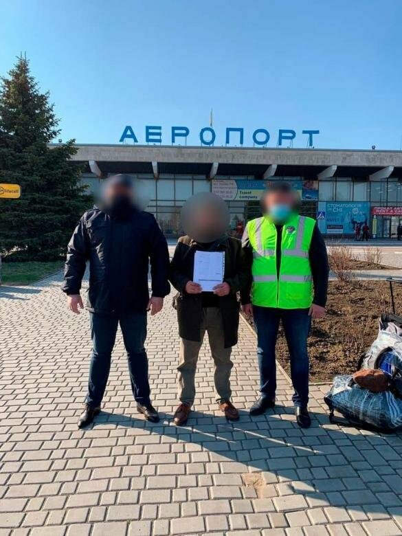 Працівники міграційної поліції виявили іноземця-порушника на ринку в Херсоні – нині його видворено за межі України
