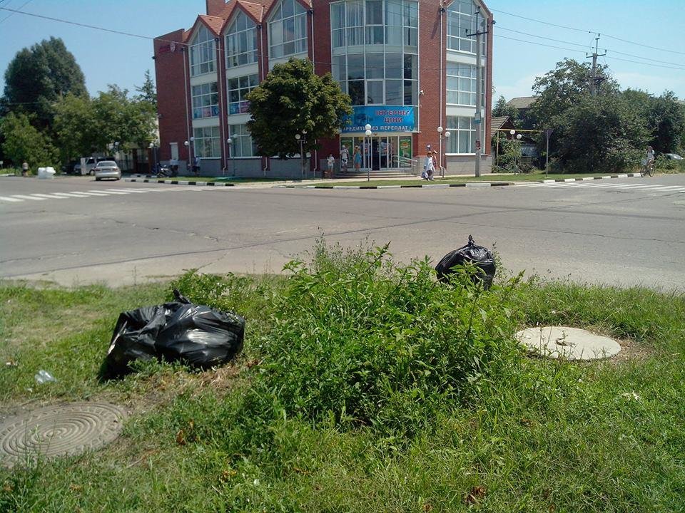 Житель херсонского курорта возмущен поведением своих земляков, фото-1 Житель херсонского курорта возмущен поведением своих земляков, фото-1
