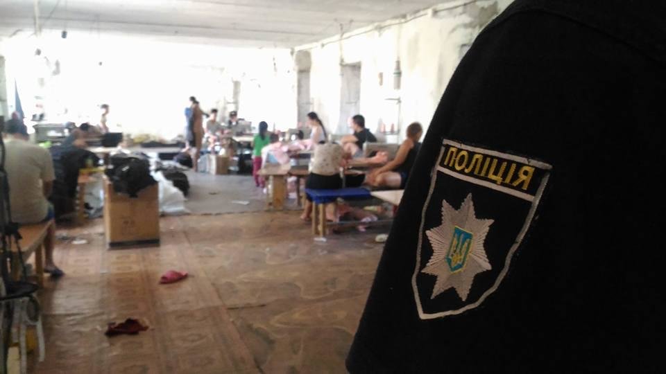 У Херсоні поліцейські припинили діяльність незаконного цех..., фото-1 У Херсоні поліцейські припинили діяльність незаконного цеху з пошиття одягу, де працювали іноземці, фото-1