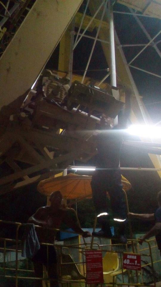 На Херсонщині поліція та рятувальники визволили людей з огл..., фото-2 На Херсонщині поліція та рятувальники визволили людей з оглядового колеса, фото-2