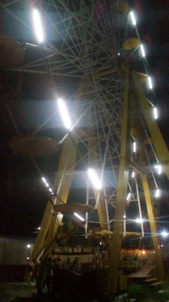 На Херсонщині поліція та рятувальники визволили людей з огл..., фото-1 На Херсонщині поліція та рятувальники визволили людей з оглядового колеса, фото-1