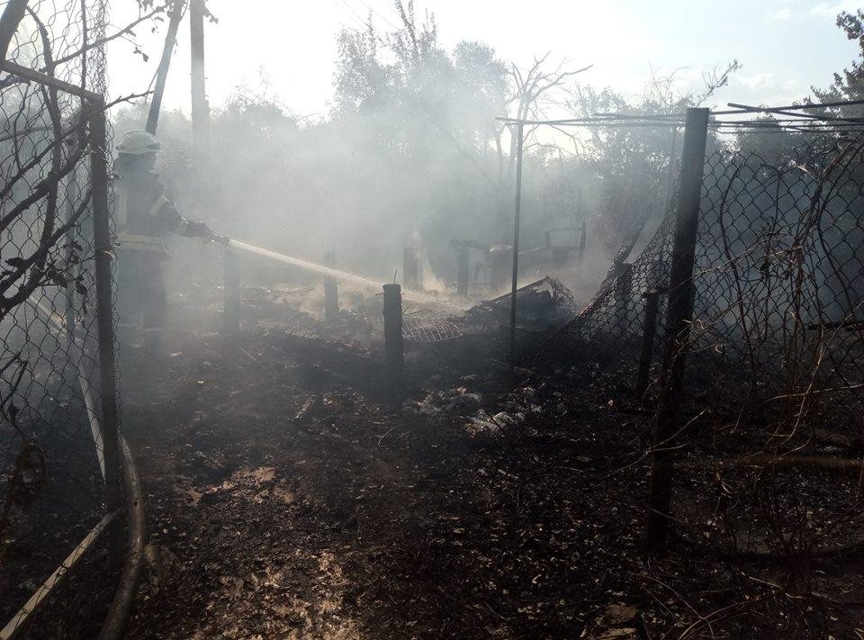 У смт Антонівка під Херсоном рятувальники гасили два дачних..., фото-1 У смт Антонівка під Херсоном рятувальники гасили два дачних будиночки, фото-1