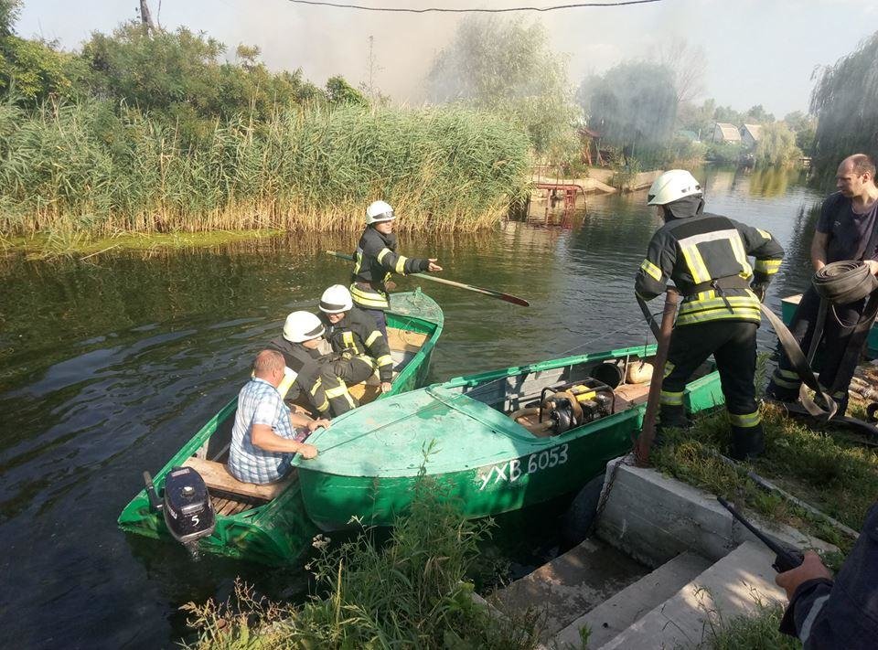 У смт Антонівка під Херсоном рятувальники гасили два дачних..., фото-2 У смт Антонівка під Херсоном рятувальники гасили два дачних будиночки, фото-2