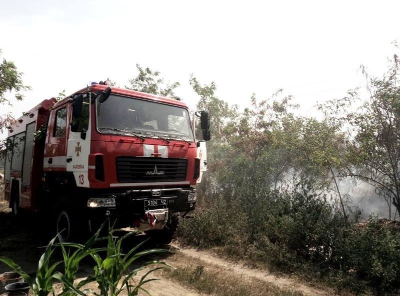 У Каховському районі свідомі громадяни допомагали вогнеборц..., фото-1 У Каховському районі свідомі громадяни допомагали вогнеборцям ліквідовувати пожежу на дачних ділянках, фото-1