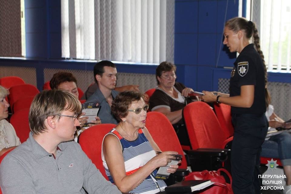 Патрульні зустрілись із громадськістю Корабельного району Х..., фото-2 Патрульні зустрілись із громадськістю Корабельного району Херсона, фото-2