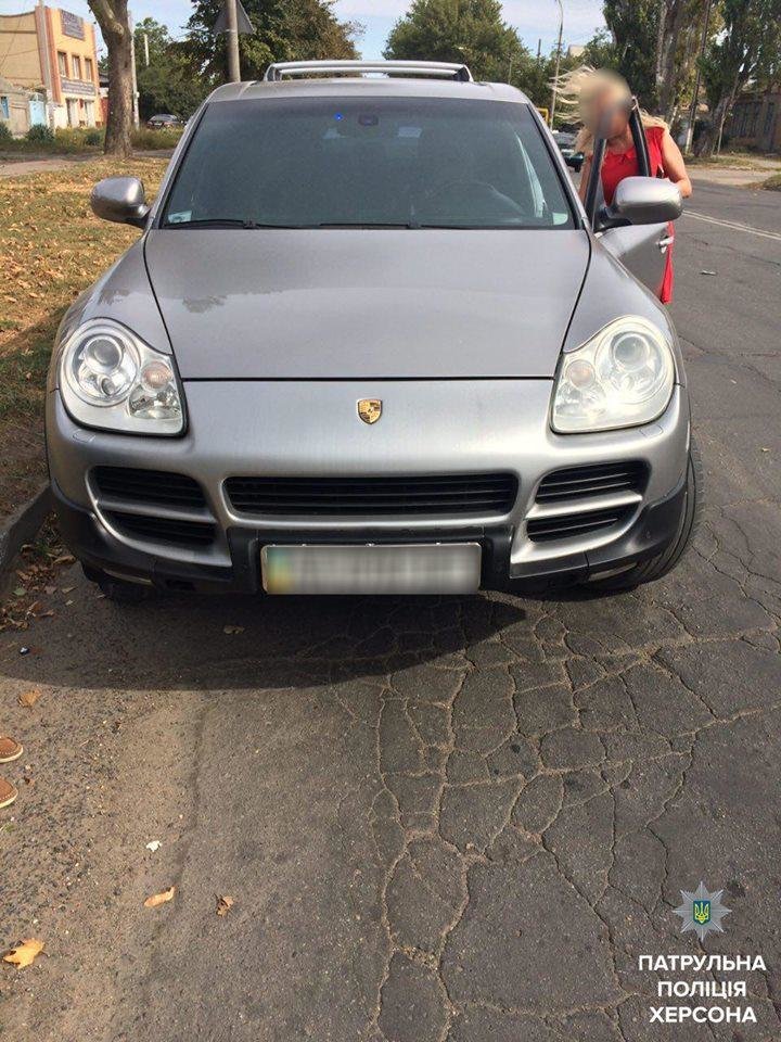 Патрульні зупинили Porsche Cayenne з сумнівними документами, фото-1 Патрульні зупинили Porsche Cayenne з сумнівними документами, фото-1