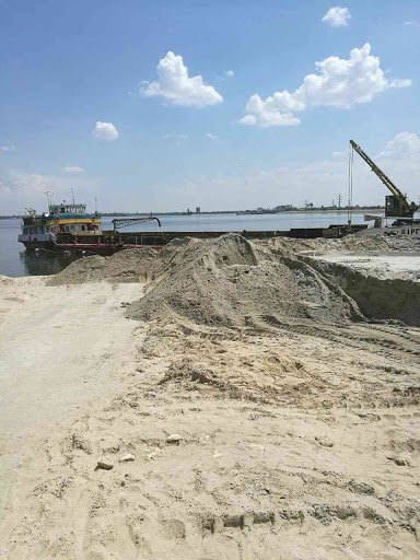 Подвергая опасности отдыхающих на Херсонщине добывают песок в море