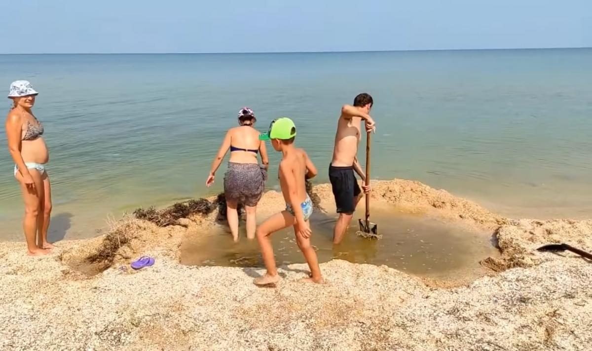Необычный способ спасения от назойливых медуз нашли туристы на Азовском море