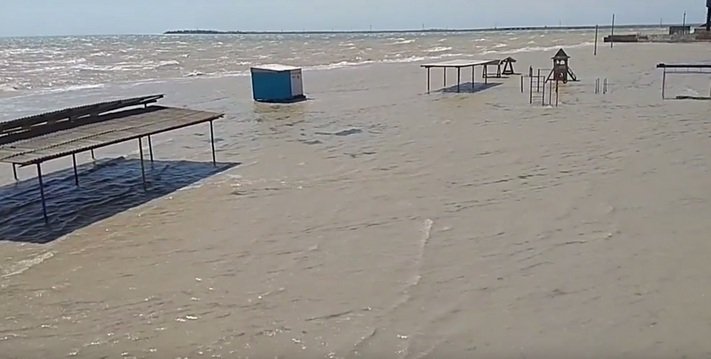 В Генічеську затопило міський пляж через штормову погоду