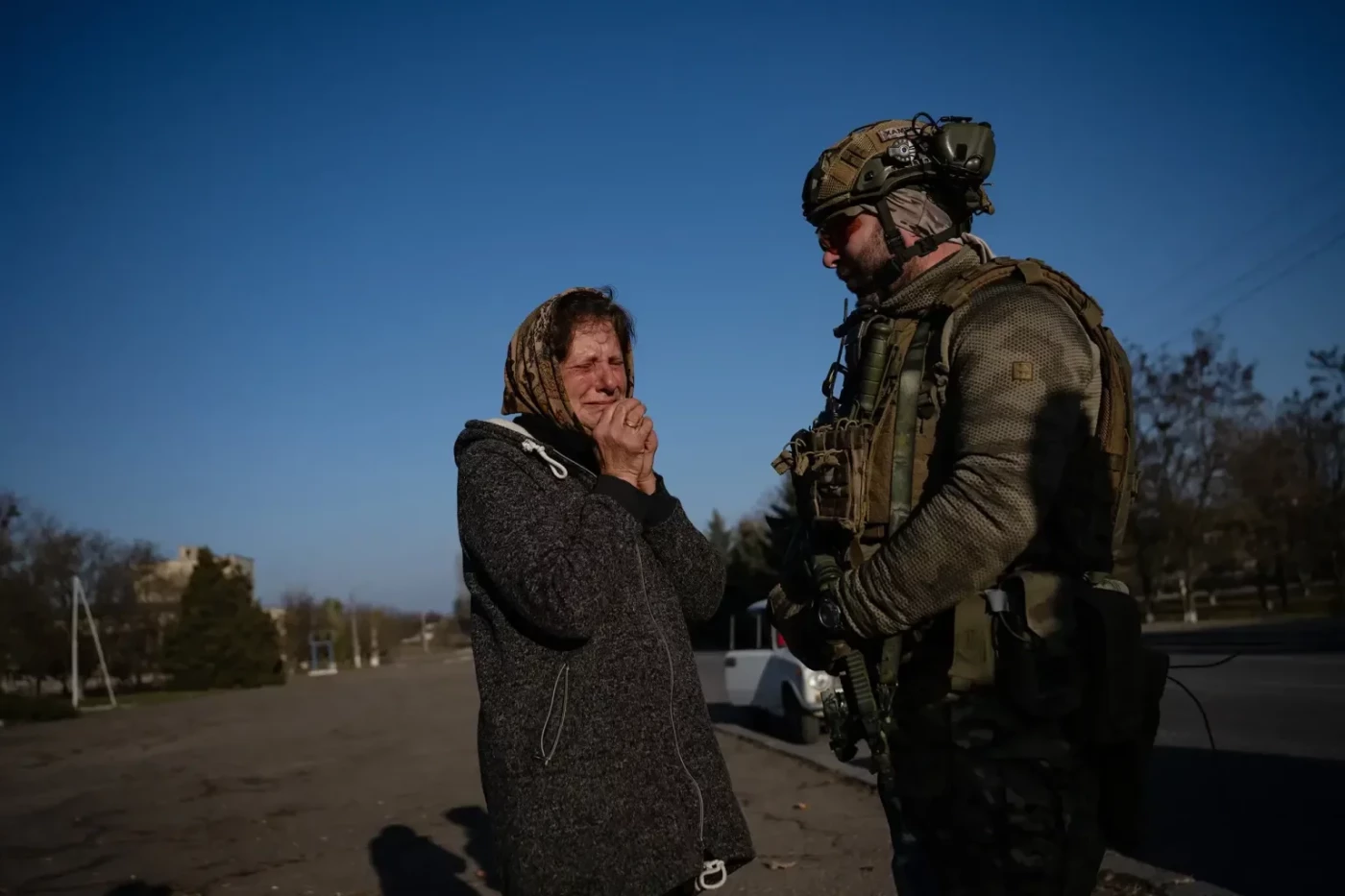 «Чекаю на вас так довго»: жителі підбадьорюють українських військових, які прибувають, коли росіяни відходять