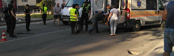 Лихач за рулем устроил ДТП в центре Херсона, сбив двух пешеходов пр... Лихач за рулем устроил ДТП в центре Херсона, сбив двух пешеходов прямо на «зебре». Пострадавших забрала «Скорая», с водителем разбираются правоохра...