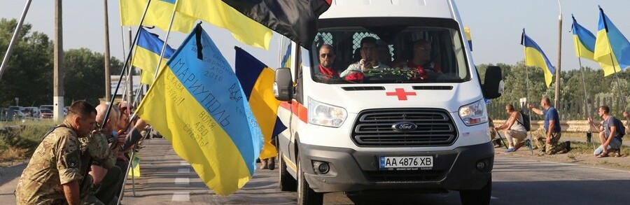Траурная процессия с телом погибшей Ирины Шевченко растянулась вдол... Траурная процессия с телом погибшей Ирины Шевченко растянулась вдоль Антоновского моста: жители Херсона и области встречали Герои..., Дмитрий Коренков