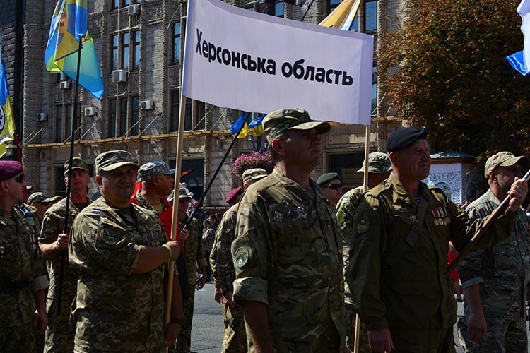 Возгласы «Спасибо, Херсонщина» пронеслось по Крещатику, когда много... Возгласы «Спасибо, Херсонщина» пронеслось по Крещатику, когда многотысячная толпа зрителей в Киеве увидел надпись «Херсонская обл..., Дмитрий Коренков