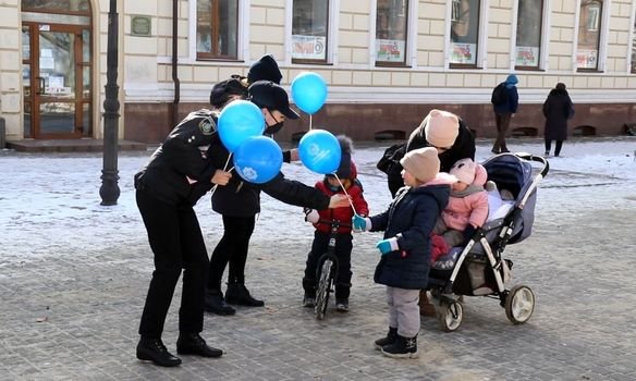 Ювенальні поліцейські подарували часточку доброти маленьким херсонцям