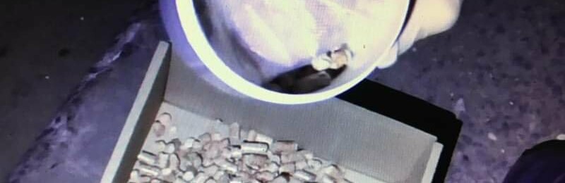 На Херсонщині поліцейські вилучили у чоловіка наркотики, які він отримав поштою