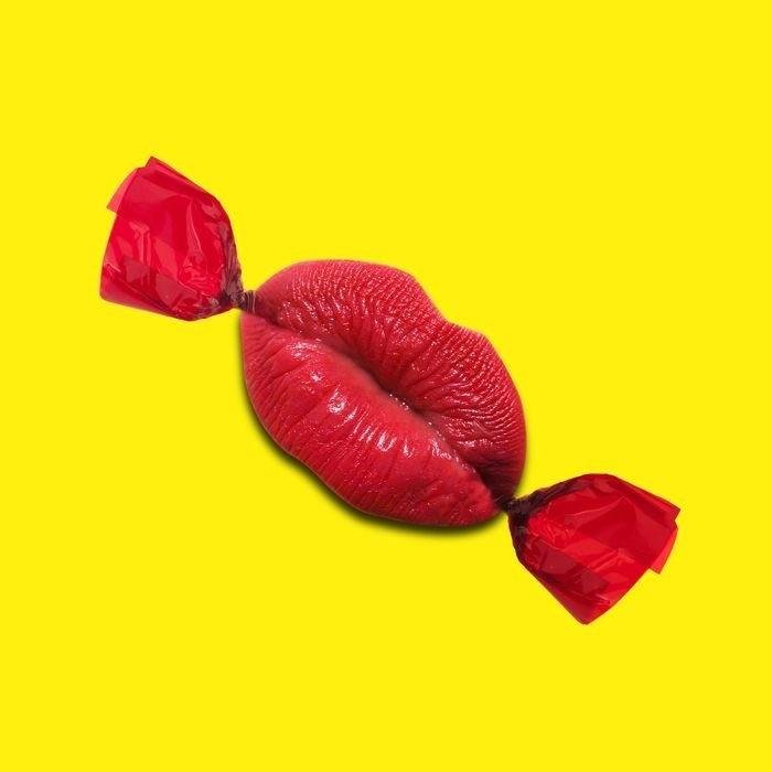 арт дизайн інтимного товару та поцілунок відповідно