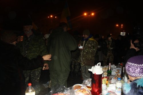 Вчера горожане встретили херсонцев, вернувшихся из АТО (фото) - фото 1