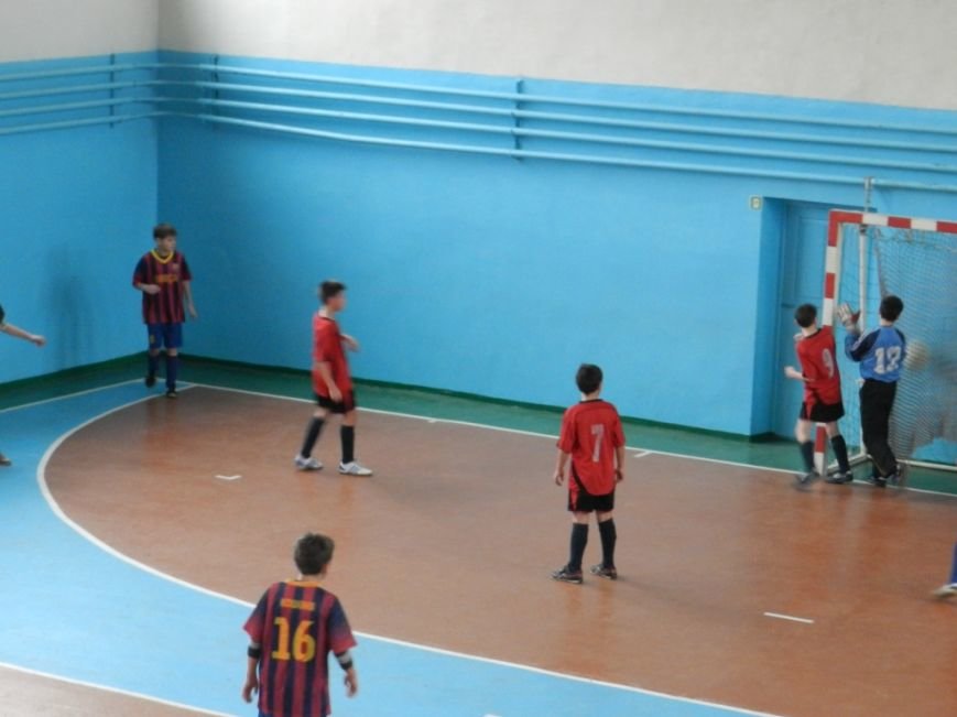 А мяч у воротах