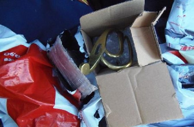 Пограничники обнаружили в багажном отделении  автомобиля старинные предметы (фото) - фото 2