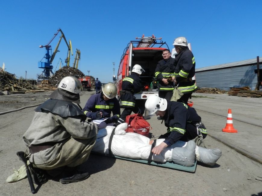 Пожарники научились тушить херсонский речпорт (фото) (фото) - фото 2 Пожарники научились тушить херсонский речпорт (фото) (фото) - фото 2