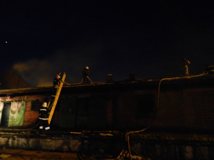 Вчерашний пожар на Херсонской Привокзалке тушили 6 пожарных машин (фото) - фото 1