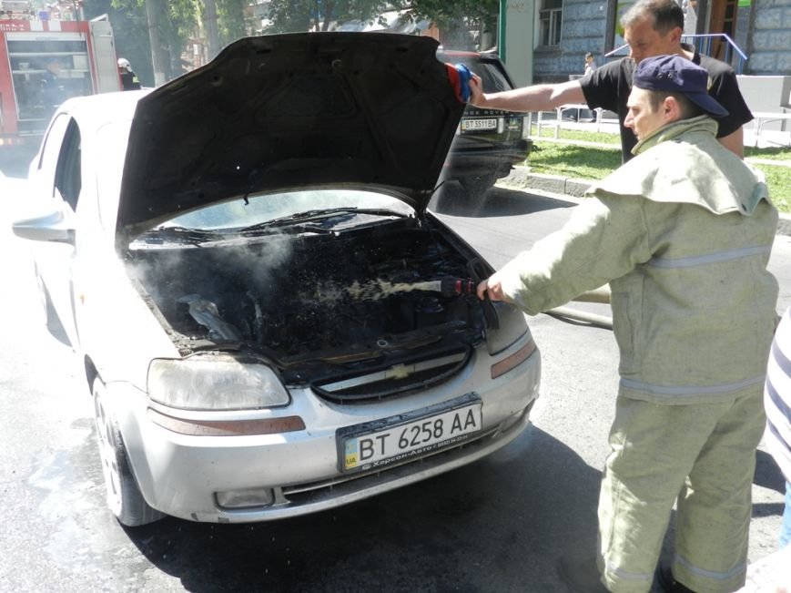 В центре Херсона спасатели ликвидировали задымление иномарки (фото) - фото 2