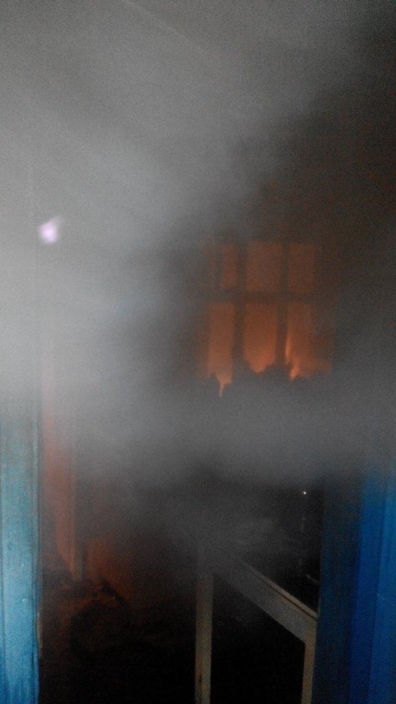 В Херсоне под утро спасали дом от пожара (фото) - фото 1