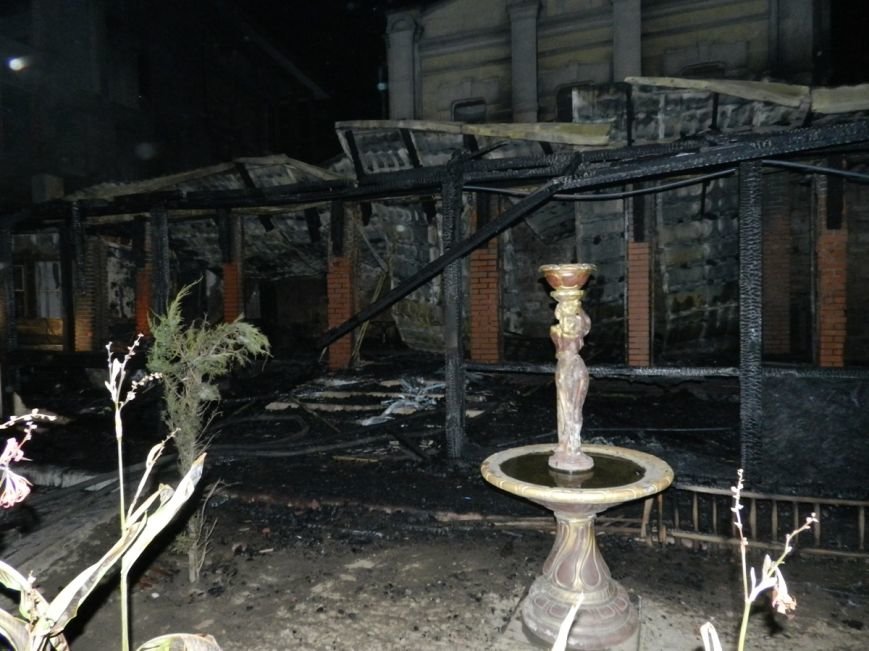 В Херсоне ночью горело кафе (фото) - фото 2 В Херсоне ночью горело кафе (фото) - фото 2