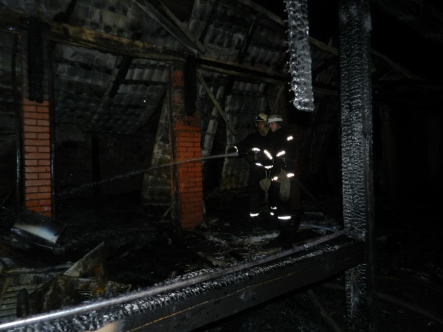 В Херсоне ночью горело кафе (фото) - фото 1 В Херсоне ночью горело кафе (фото) - фото 1