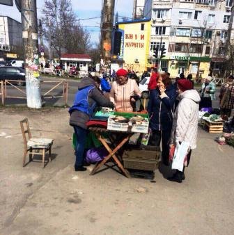 Сотрудники инспекции по контролю за благоустройством и санитарным состоянием Херсона боролись со стихийной торговлей (фото) - фото 2 Сотрудники инспекции по контролю за благоустройством и санитарным состоянием Херсона боролись со стихийной торговлей (фото) - фото 2