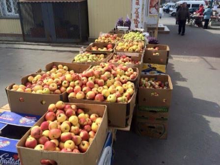 Сотрудники инспекции по контролю за благоустройством и санитарным состоянием Херсона боролись со стихийной торговлей (фото) - фото 1 Сотрудники инспекции по контролю за благоустройством и санитарным состоянием Херсона боролись со стихийной торговлей (фото) - фото 1